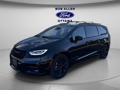 Used 2025 Chrysler Pacifica Limited