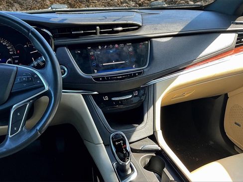 Used 2017 Cadillac XT5 Luxury w/ Driver Awareness Package image 6