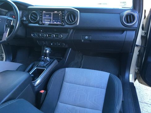 Used 2020 Toyota Tacoma TRD Off-Road AWD/4WD image 33