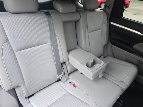 Used 2018 Toyota Highlander Plus image 11