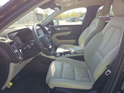 Used 2023 Volvo XC40 B5 Plus AWD/4WD image 3