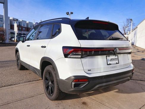 New 2026 Volkswagen Taos SE FWD image 3