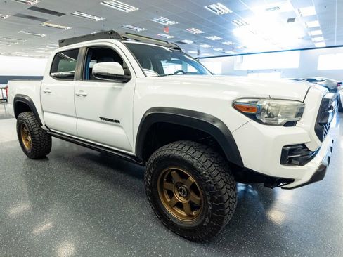Used 2017 Toyota Tacoma TRD Off-Road image 4