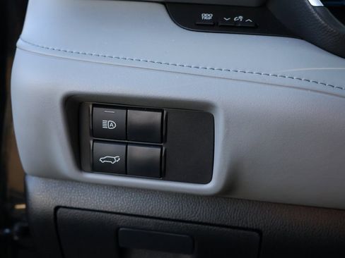 Used 2020 Toyota Highlander XLE image 39