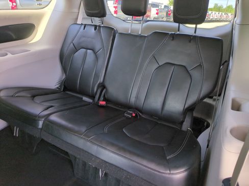 Used 2023 Chrysler Pacifica Touring-L FWD image 29