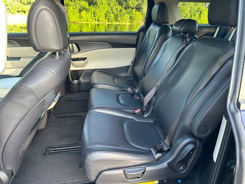 Used 2024 Kia Carnival LX FWD image 15