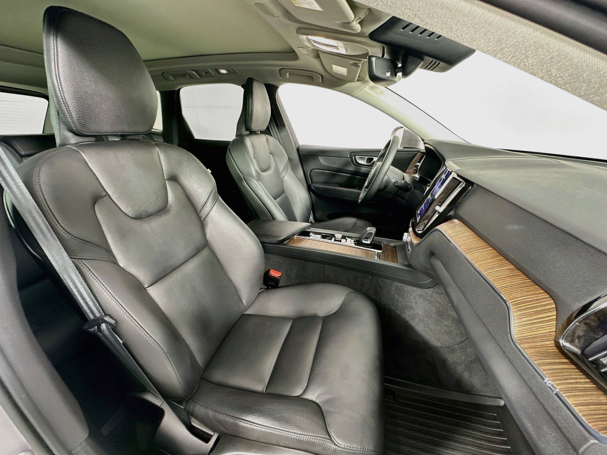 Used 2022 Volvo XC60 B5 Momentum w/ Protection Package Premier FWD image 27