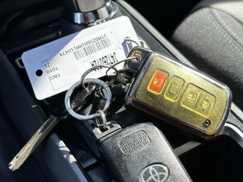 Used 2021 Toyota Tacoma TRD Off-Road AWD/4WD image 31