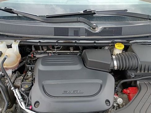 Used 2021 Chrysler Pacifica Touring-L w/ Uconnect Theater Family Group AWD/4WD image 29