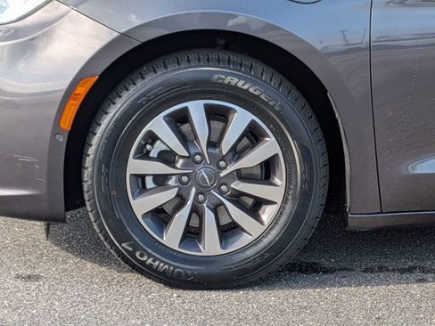 Used 2023 Chrysler Pacifica Touring-L FWD image 11