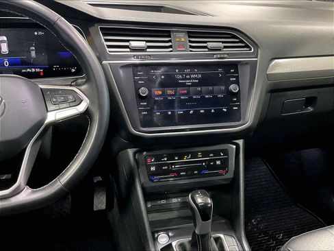 Used 2024 Volkswagen Tiguan SE image 19