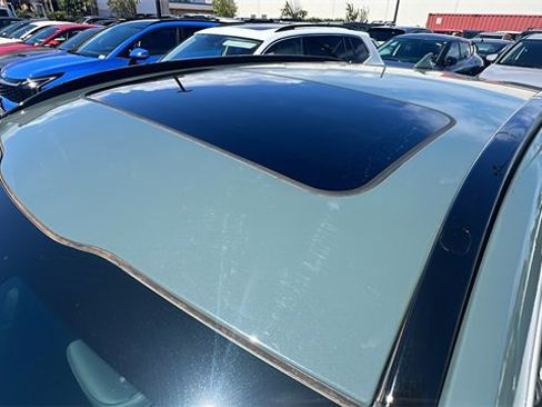 Used 2025 Kia Niro EX Touring image 9