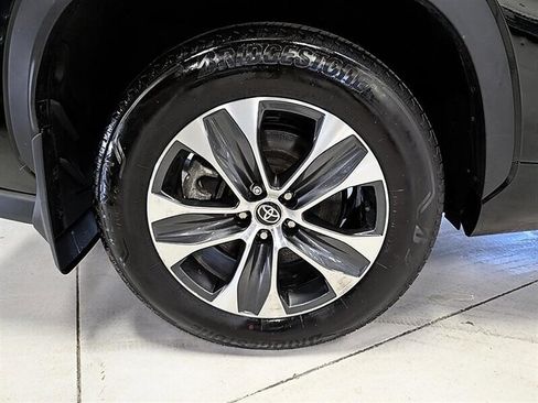 Used 2025 Toyota Highlander XLE AWD/4WD image 13