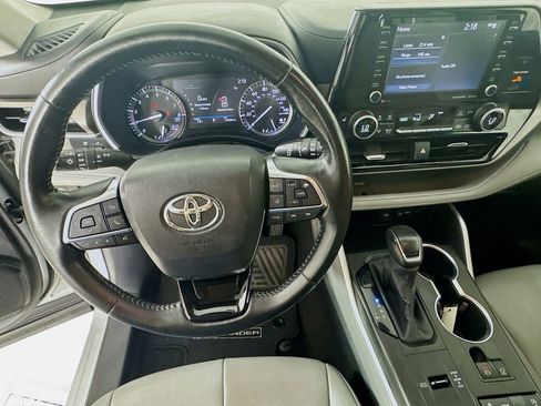 Used 2020 Toyota Highlander XLE FWD image 12