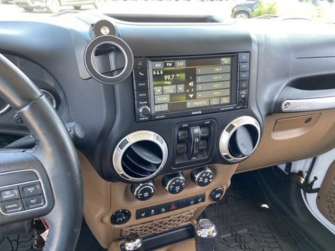 Used 2017 Jeep Wrangler Unlimited Sahara w/ Connectivity Group AWD/4WD image 37