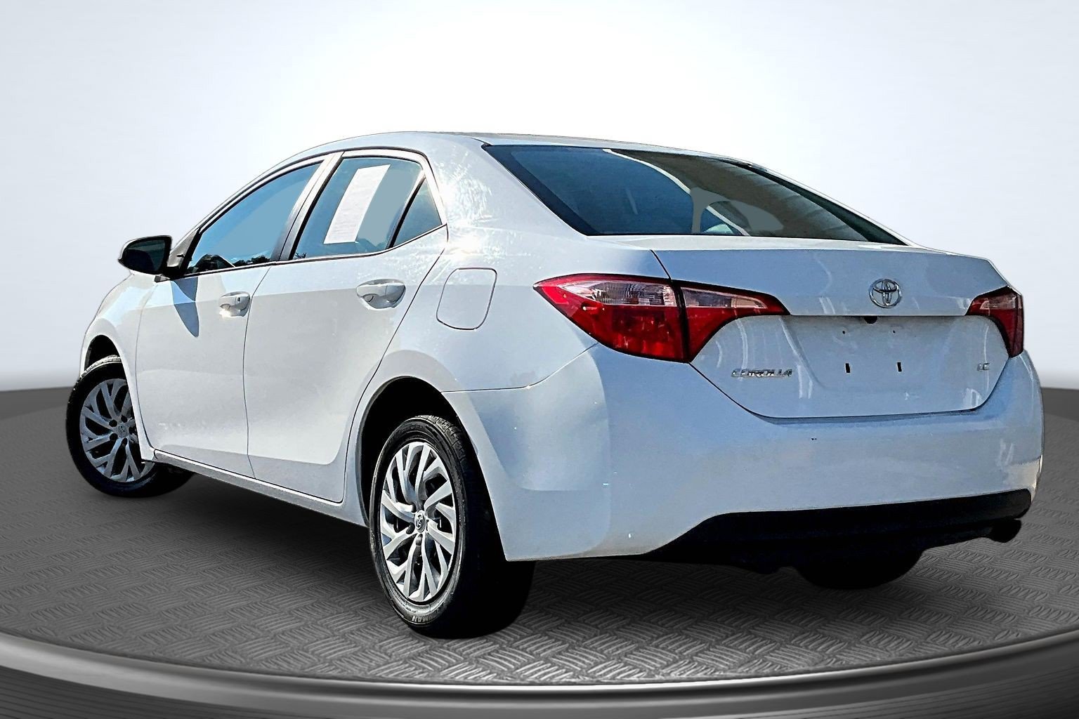 Used 2017 Toyota Corolla LE FWD image 3