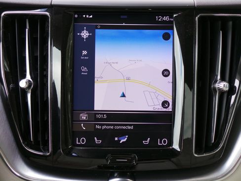 Used 2019 Volvo XC60 T5 Momentum w/ Premium Package AWD/4WD image 11