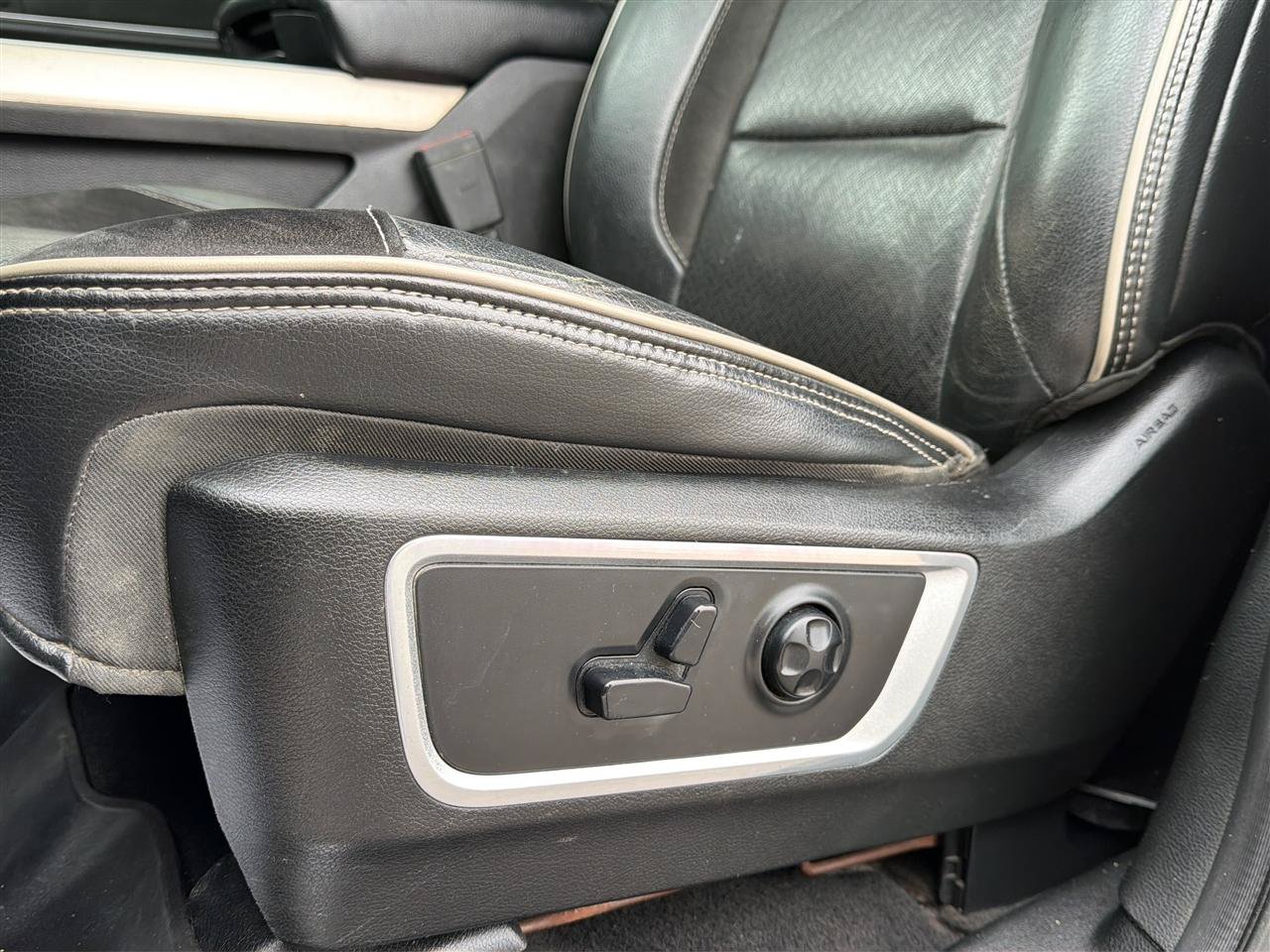 Used 2019 RAM 1500 Laramie AWD/4WD image 13