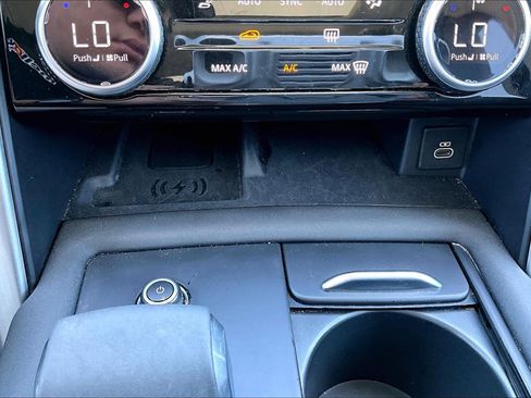Used 2024 Land Rover Discovery S AWD/4WD image 16