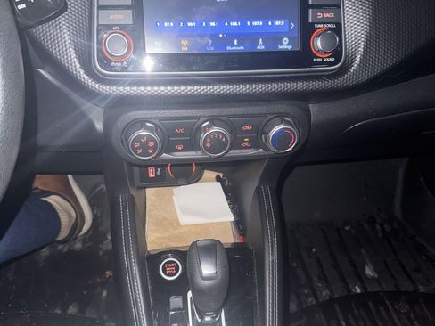 Used 2018 Nissan Kicks S image 12