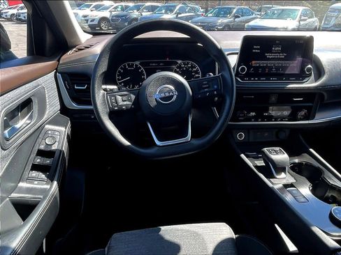 Used 2023 Nissan Rogue SV image 16