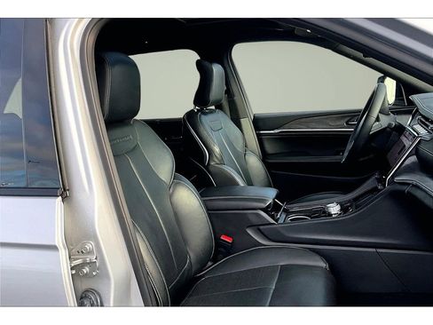 Certified 2024 Jeep Grand Cherokee Overland w/ Luxury Tech Group IV image 8