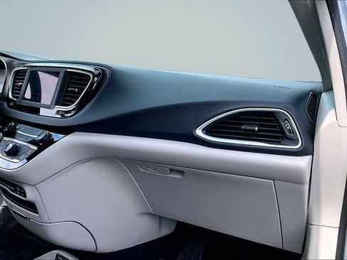 Used 2020 Chrysler Voyager L FWD image 24
