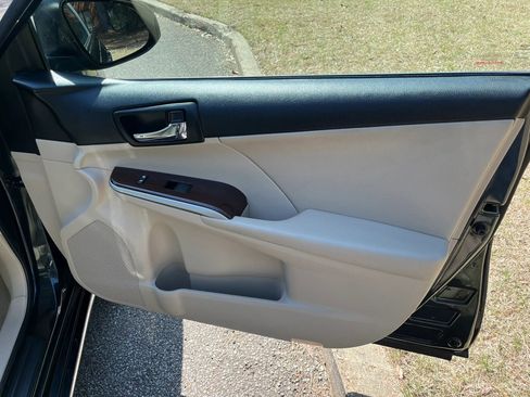 Used 2012 Toyota Camry XLE w/ Leather Pkg image 24