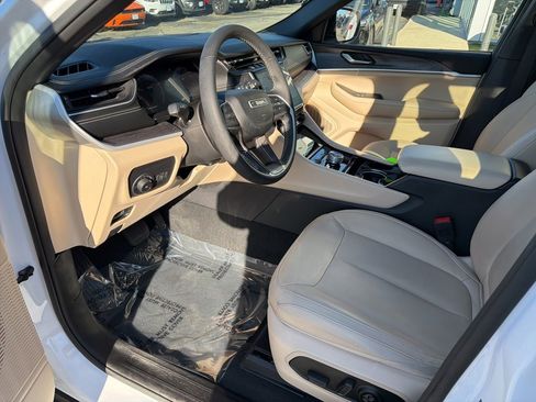 Certified 2023 Jeep Grand Cherokee Limited image 4