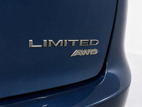 Used 2023 Chrysler Pacifica Limited w/ Uconnect Theater Family Group AWD/4WD image 11