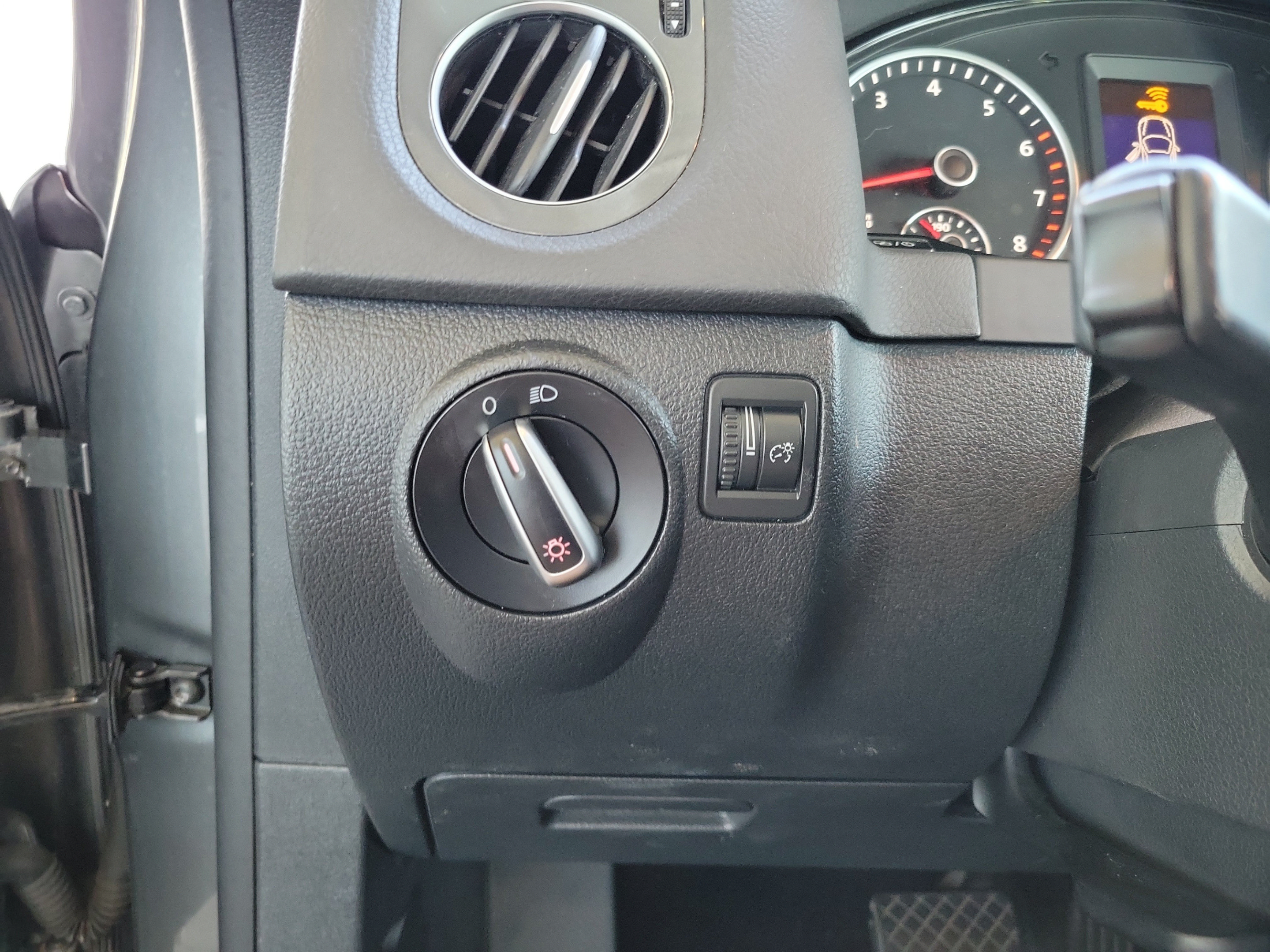 Used 2018 Volkswagen Tiguan Limited AWD/4WD image 11