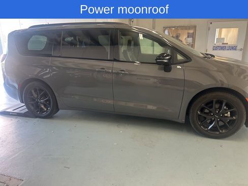 Used 2025 Chrysler Pacifica Limited FWD image 9