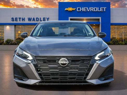 Used 2024 Nissan Altima 2.5 SV FWD image 2