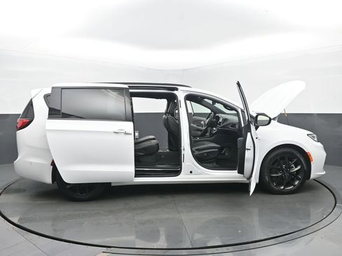 Used 2025 Chrysler Pacifica Limited image 55