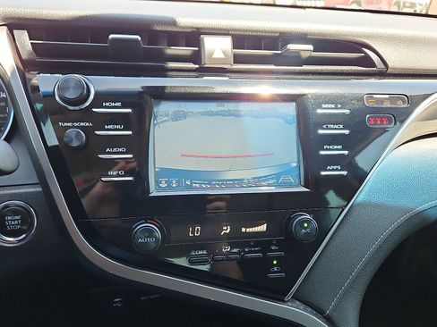 Used 2018 Toyota Camry SE w/ Convenience Package FWD image 13