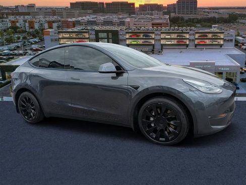 Used 2021 Tesla Model Y Long Range image 1