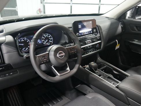 New 2025 Nissan Pathfinder SV image 9