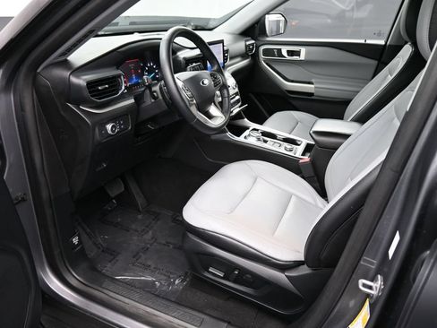 Used 2021 Ford Explorer XLT w/ Equipment Group 202A AWD/4WD image 2