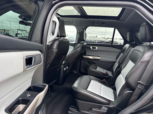 Used 2023 Ford Explorer XLT w/ Equipment Group 202A AWD/4WD image 31