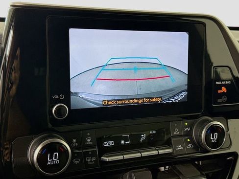 Used 2023 Toyota Highlander L image 13