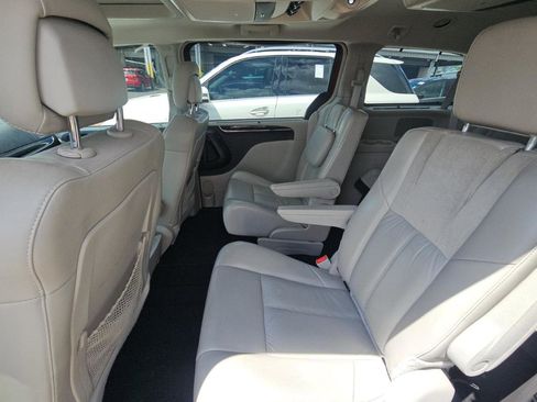 Used 2014 Chrysler Town & Country Limited w/ Luxury Group FWD image 15