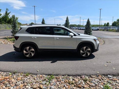 Used 2025 Volkswagen Taos SE AWD/4WD image 6