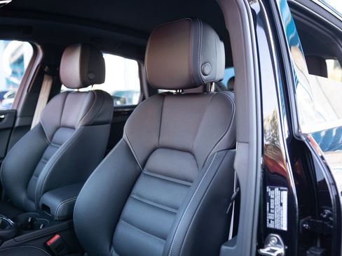 Certified 2025 Porsche Macan S AWD/4WD image 5