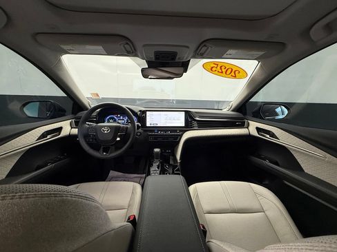 Used 2025 Toyota Camry XLE AWD/4WD image 4