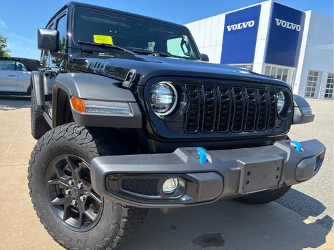 Used 2024 Jeep Wrangler Unlimited AWD/4WD image 2