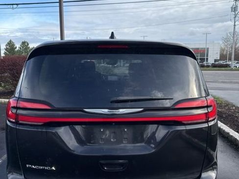 Used 2023 Chrysler Pacifica Touring-L image 9