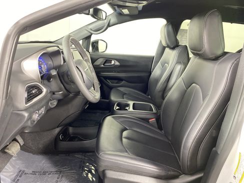 Used 2025 Chrysler Pacifica Select image 15