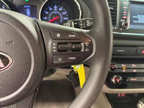 Used 2021 Kia Sedona LX image 34