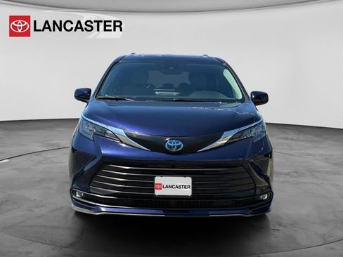 Used 2025 Toyota Sienna XLE FWD image 2