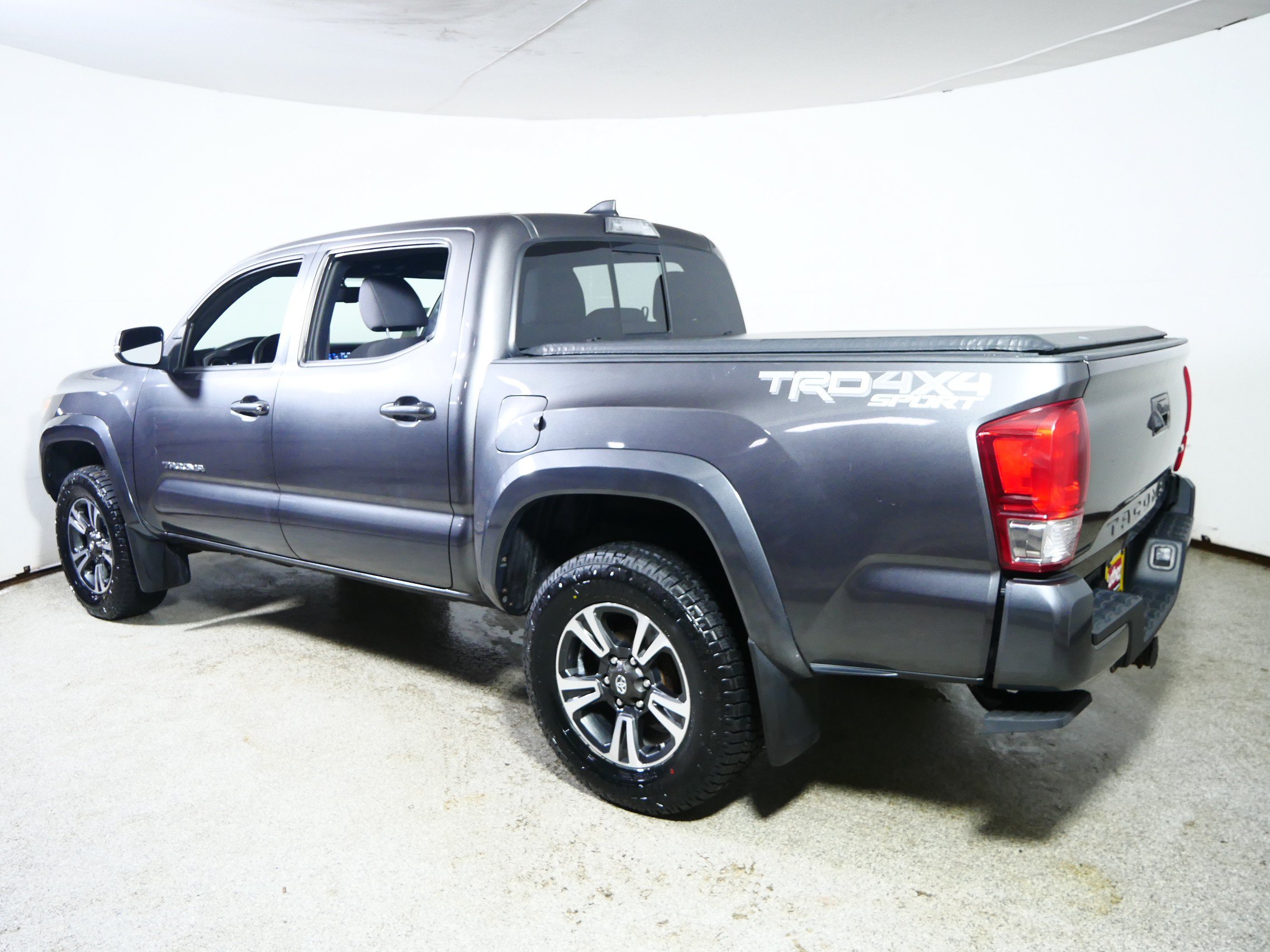 Used 2017 Toyota Tacoma TRD Sport w/ Tow Package (A/T) AWD/4WD image 5